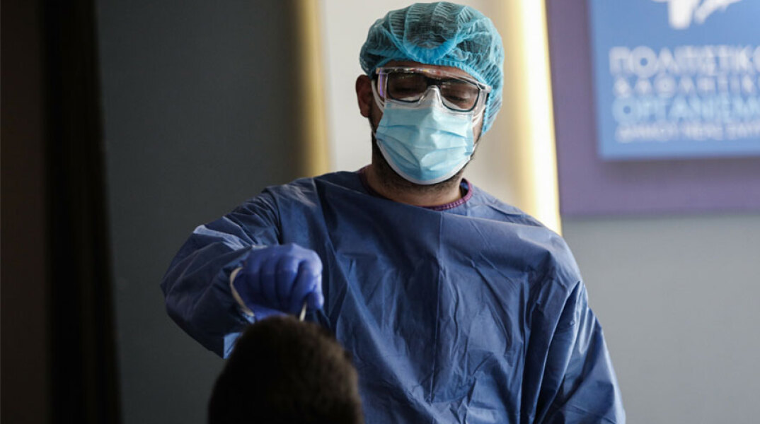 Τεστ για Covid-19 σε πολίτη από υγειονομικό του ΕΟΔΥ (ΦΩΤΟ ΑΡΧΕΙΟΥ) - Στη δημοσιότητα τα νεότερα αποτελέσματα για τον κορωνοϊό στα λύματα