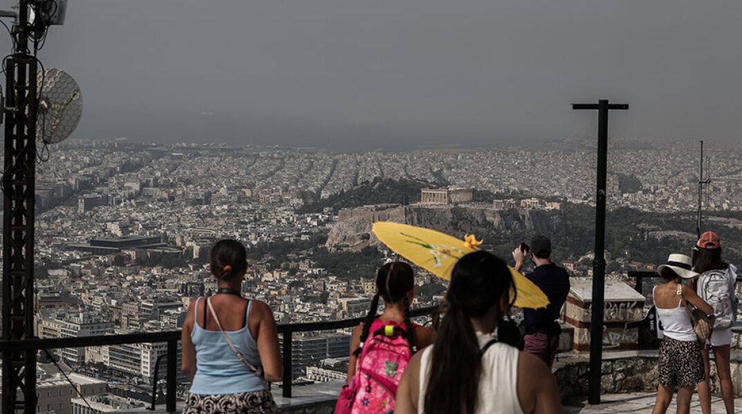 Τουρίστες στην Ακρόπολη (ΦΩΤΟ ΑΡΧΕΙΟΥ) - Ο ΕΟΔΥ ανακοίνωσε την κατανομή για τα κρούσματα σήμερα Τρίτη 17 Αυγούστου 2021 που αφορούν στον κορωνοϊό