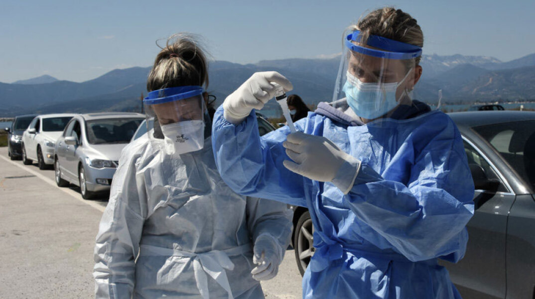 Υγειονομικός διενεργεί δωρεάν rapid test για κορωνοϊό (ΦΩΤΟ ΑΡΧΕΙΟΥ) - Σε 140 σημεία σε όλη την Ελλάδα την Τετάρτη 18 Αυγούστου κινητά κλιμάκια του ΕΟΔΥ