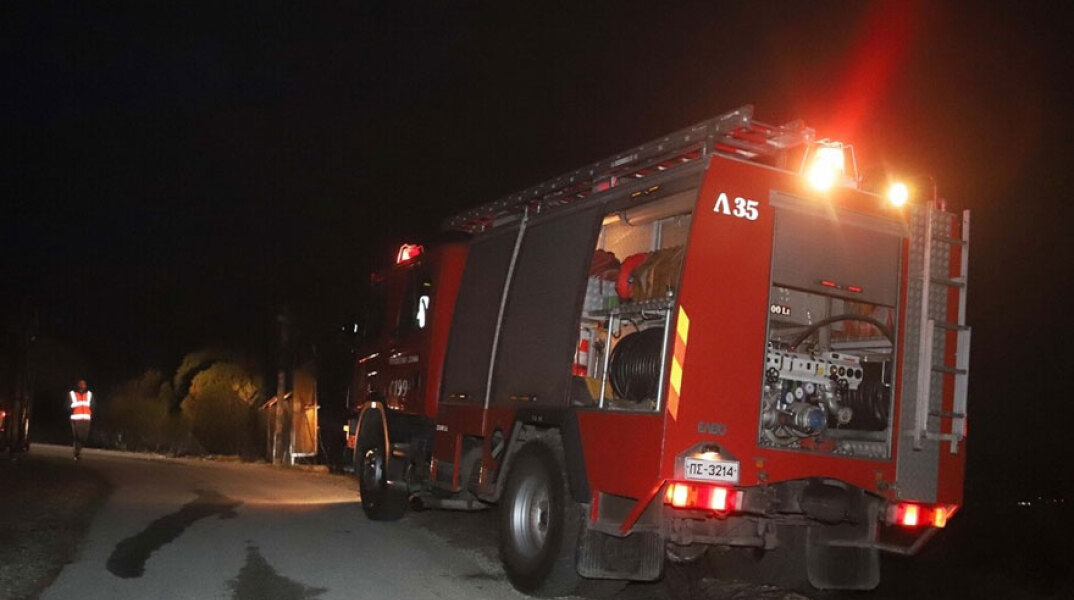 Πυροσβεστικό όχημα σε δασική πυρκαγιά - Σε επιφυλακή οι πυροσβέστες στην Κερατέα για ενδεχόμενες αναζωπυρώσεις τη νύχτα