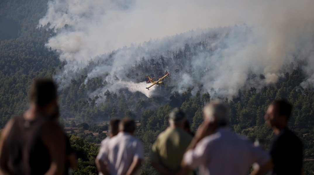 Φωτιά στα Βίλια - Εικόνα από την επιχείρηση κατάσβεσης