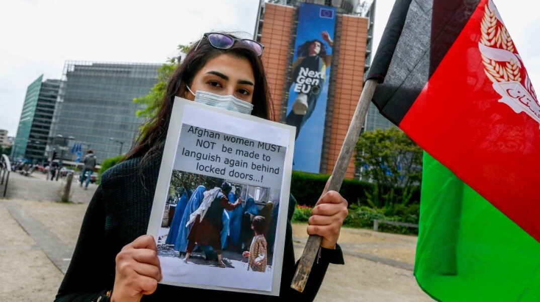 Νεαρή γυναίκα διαμαρτύρεται για τα δικαιώματα των γυναικών στο Αφγανιστάν © EPA / STEPHANIE LECOCQ