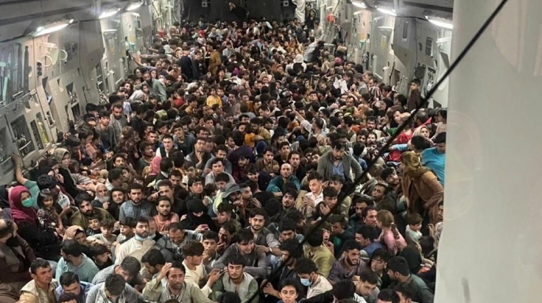 Αφγανοί πολίτες απομακρύνονται από την Καμπούλ