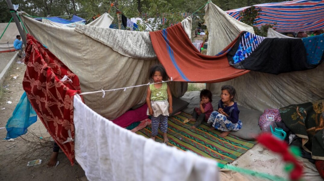 Eκτοπισμένες οικογένειες από βόρειες επαρχίες του Αφγανιστάν © EPA / HEDAYATULLAH AMID 
