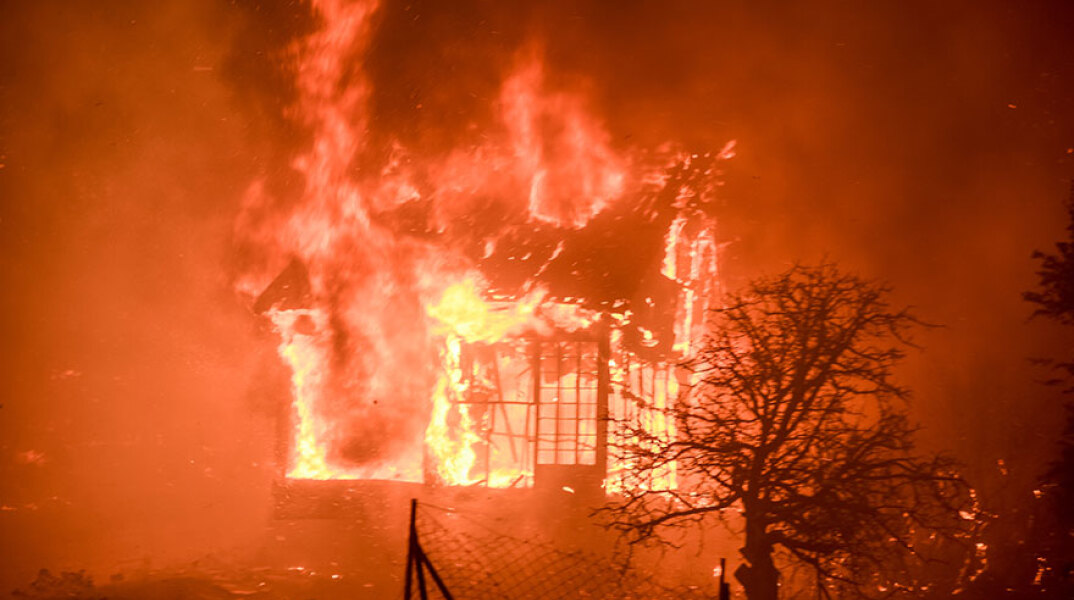 Φωτιά στα Βίλια - Κτίριο έχει παραδοθεί στις φλόγες