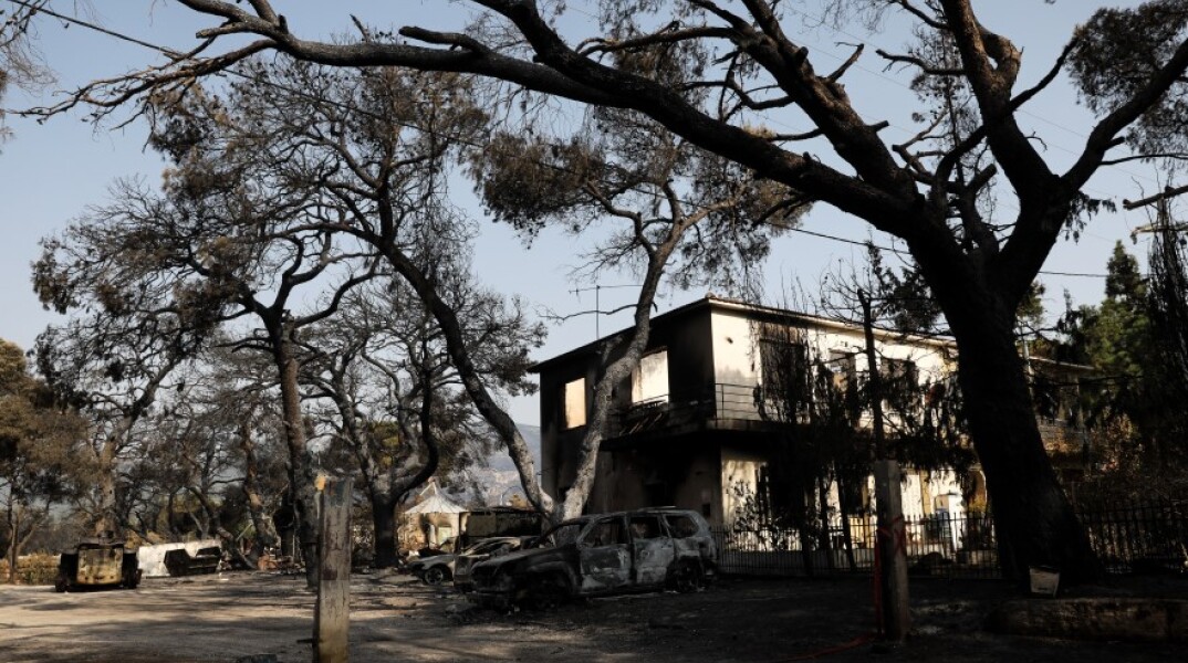 Καμμένο σπίτι μετά την καταστροφική πυρκαγιά στην Εύβοια © EUROKINISSI