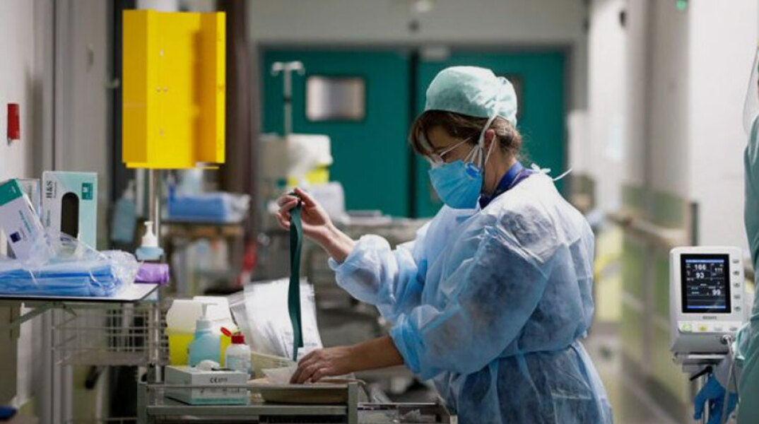 Νοσοκόμα με μάσκα και προστατευτική στολή για κορωνοϊό σε νοσοκομείο στις Βρυξέλλες