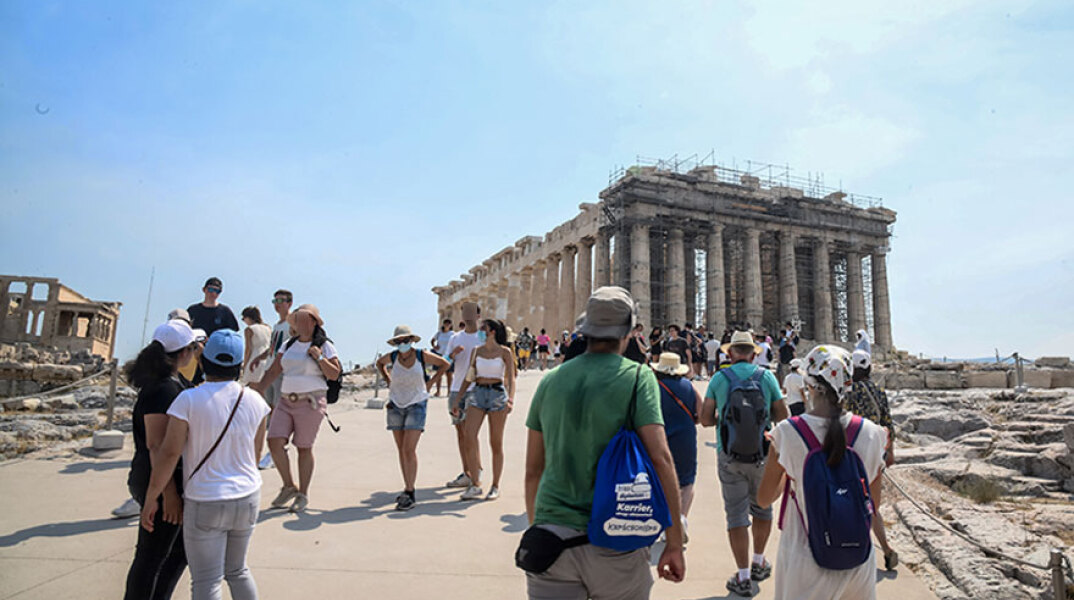Τουρίστες στην Ακρόπολη (ΦΩΤΟ ΑΡΧΕΙΟΥ) - Ο ΕΟΔΥ ανακοίνωσε τα κρούσματα σήμερα Τετάρτη 18 Αυγούστου 2021