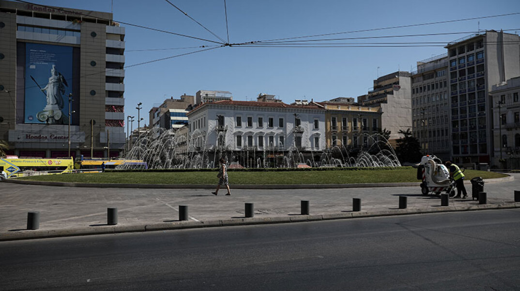 Το συντριβάνι στην πλατεία Ομονοίας (ΦΩΤΟ ΑΡΧΕΙΟΥ) - Ο ΕΟΔΥ ανακοίνωσε την κατανομή για τα κρούσματα σήμερα Τετάρτη 18 Αυγούστου 2021 που αφορούν στον κορωνοϊό