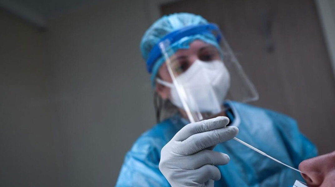 Υγειονομικός διενεργεί δωρεάν rapid test για κορωνοϊό (ΦΩΤΟ ΑΡΧΕΙΟΥ) - Σε 136 σημεία σε όλη την Ελλάδα την Πέμπτη 19 Αυγούστου κινητά κλιμάκια του ΕΟΔΥ