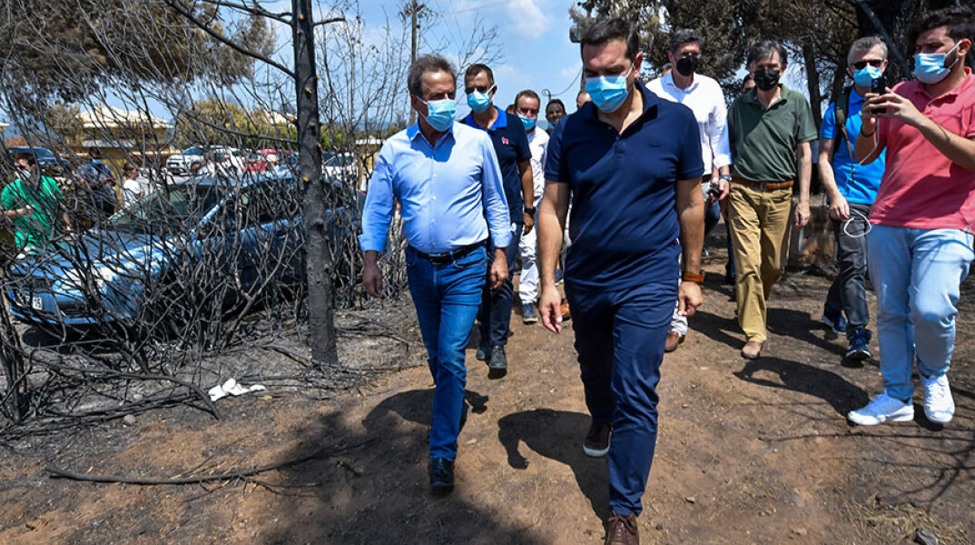 Ο Αλέξης Τσίπρας, πρόεδρος ΣΥΡΙΖΑ, σε πρόσφατη επίσκεψή του στην Ηλεία μετά τις φωτιές