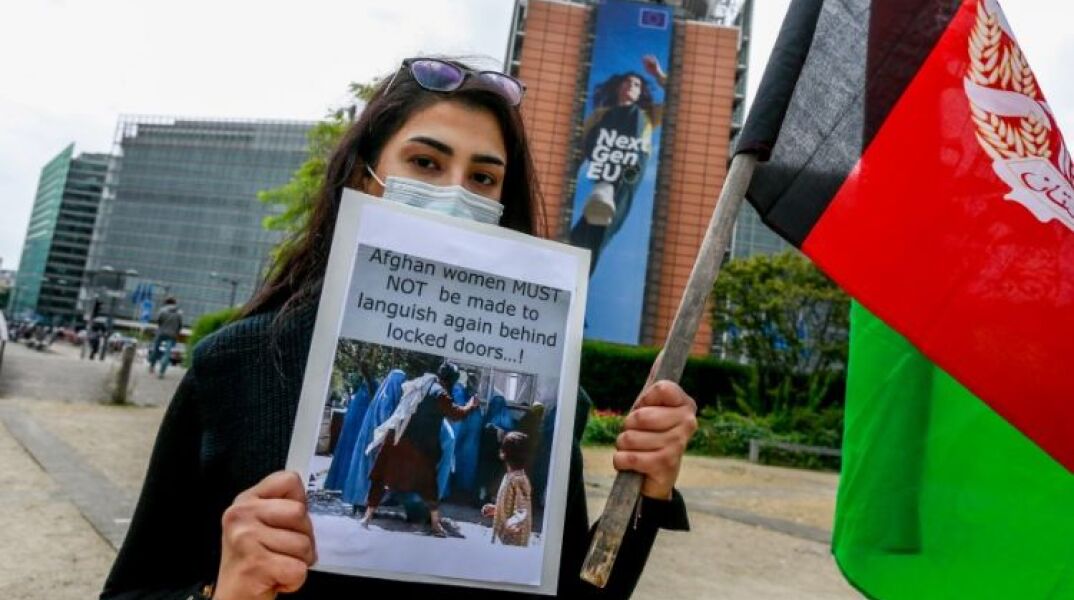 Νεαρή γυναίκα διαμαρτύρεται για τα δικαιώματα των γυναικών στο Αφγανιστάν 