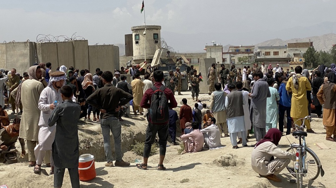 Αφγανιστάν: Πολίτες έξω από το αεροδρόμιο