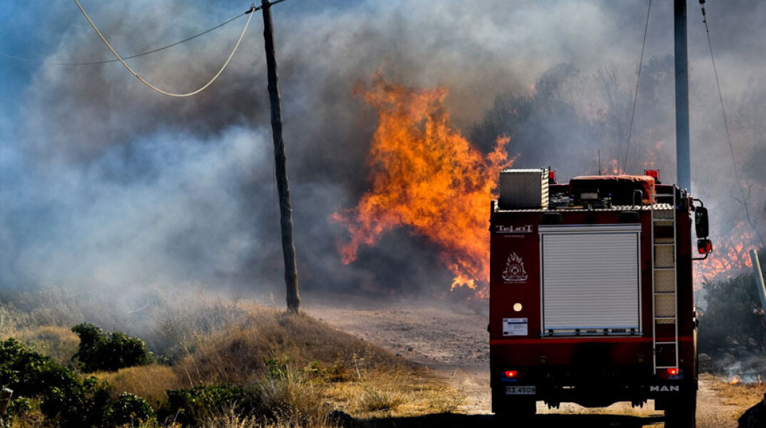 Πυροσβεστικό όχημα σε φωτιά στο δάσος (ΦΩΤΟ ΑΡΧΕΙΟΥ) - Πολύ υψηλός ο κίνδυνος πυρκαγιάς σε Αττική και Εύβοια την Παρασκευή 20 Αυγούστου