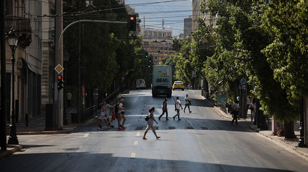 Πολίτες στο κέντρο της Αθήνας (ΦΩΤΟ ΑΡΧΕΙΟΥ) - Τα κρούσματα κορωνοϊού σήμερα Πέμπτη 19 Αυγούστου 2021 ανακοίνωσε ο ΕΟΔΥ