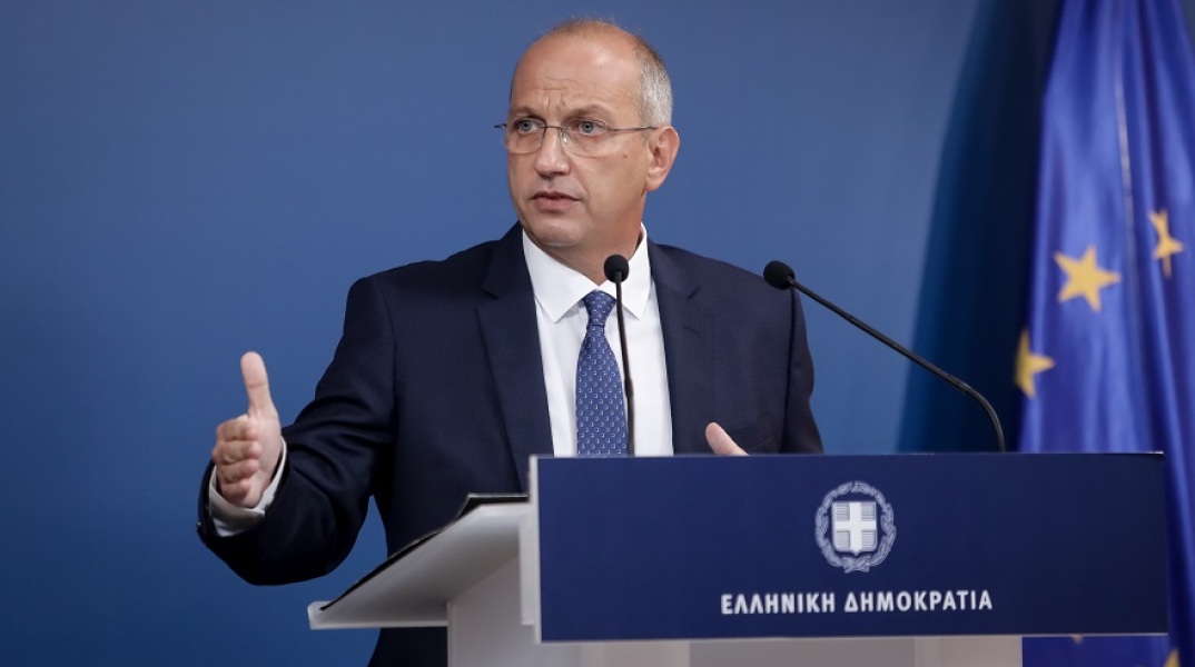 Ο κυβερνητικός εκπρόσωπος, Γιάννης Οικονόμου, κατά τη διάρκεια της ενημέρωσης των πολιτικών συντακτών