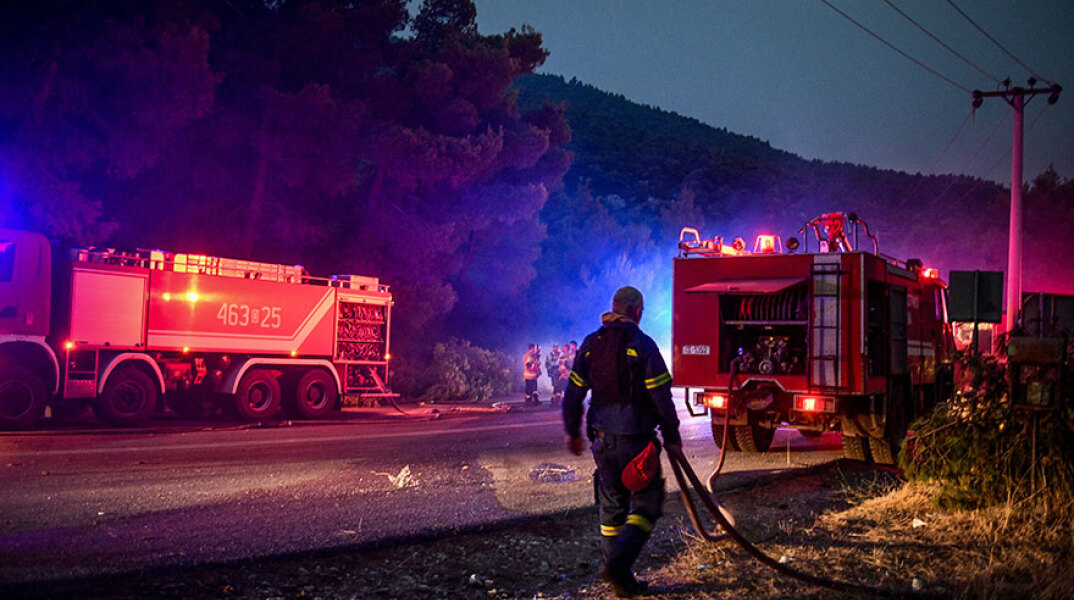 Πυροσβέστες στα Βίλια σε ολονύχτια μάχη με τις φλόγες, καθώς η φωτιά συνεχίζει να καίει