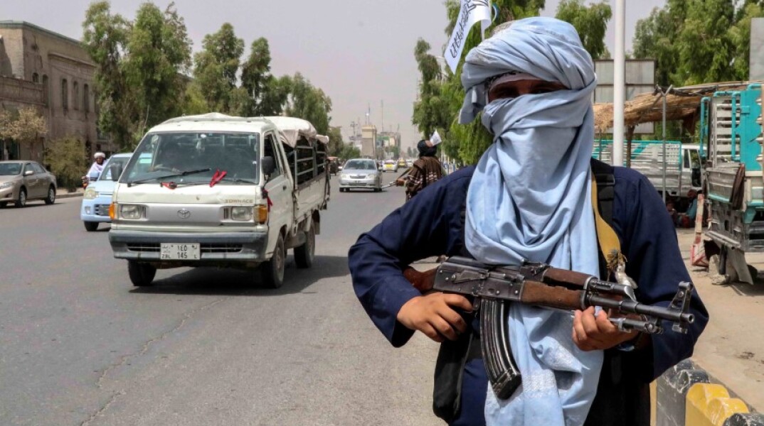 Μαχητής Ταλιμπάν © EPA / STRINGER