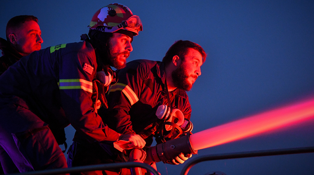 Πυροσβέστες στα Βίλια Αττικής προσπαθούν να σβήσουν την φωτιά