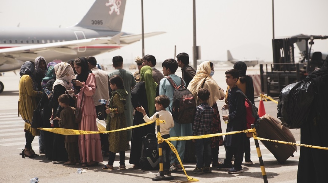 Αφγανιστάν: Πολίτες αναμένουν την αναχώρηση της πτήσης τους από το αεροδρόμιο της Καμπούλ