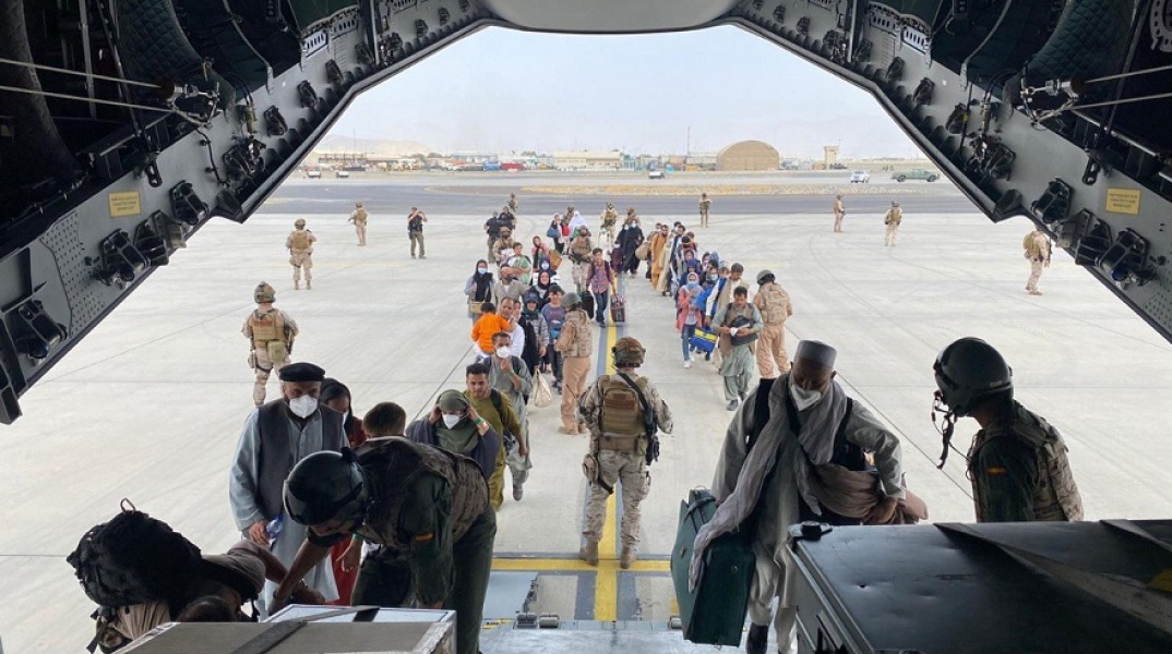 Αφγανιστάν: Πολίτες επιβιβάζονται σε αεροσκάφη και απομακρύνονται από τη χώρα