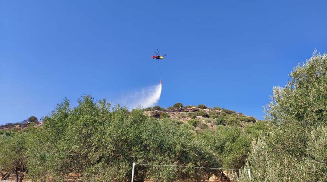 Ελικόπτερο στην Κρήτη επιχειρεί στη φωτιά στην Ιεράπετρα, στην περιοχή Επισκοπή