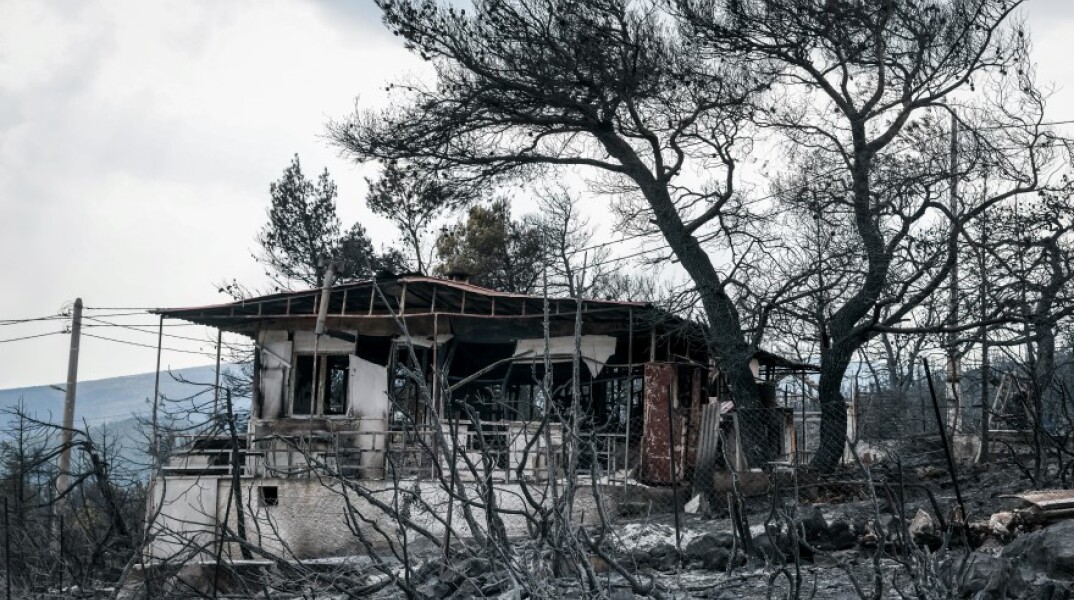 Καμμένο σπίτι μετά την πυρκαγιά στα Βίλια © EUROKINISSI