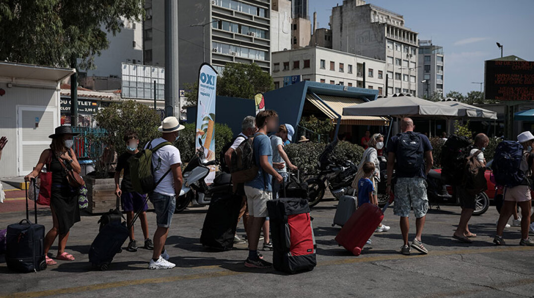 Τουρίστες επιστρέφουν από τα νησιά στο λιμάνι του Πειραιά - Ο ΕΟΔΥ ανακοίνωσε σήμερα Παρασκευή 20 Αυγούστου 2021 τα νέα κρούσματα κορωνοϊού 