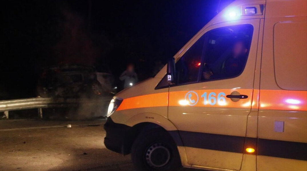 Ασθενοφόρο του ΕΚΑΒ (ΦΩΤΟ ΑΡΧΕΙΟΥ) - Αυτοκίνητο έπεσε σε αρδευτικό κανάλι στην Καβάλα, με τον οδηγό του να ανασύρεται νεκρός