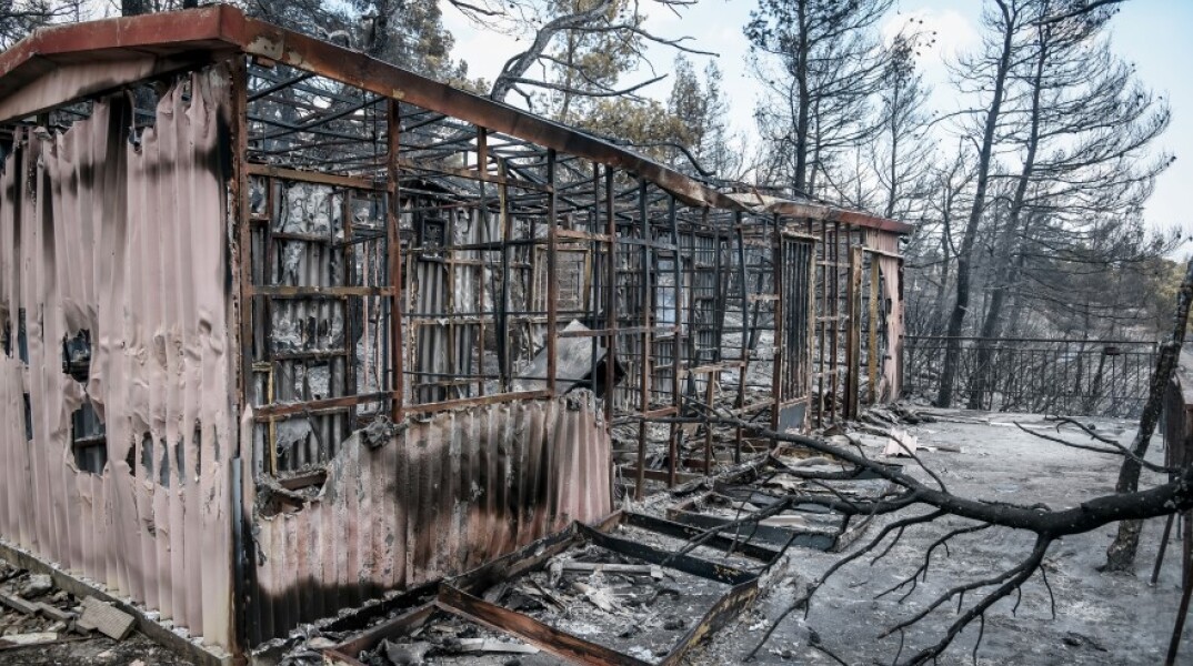 Καμμένο σπίτι μετά την πυρκαγιά στα Βίλια © EUROKINISSI