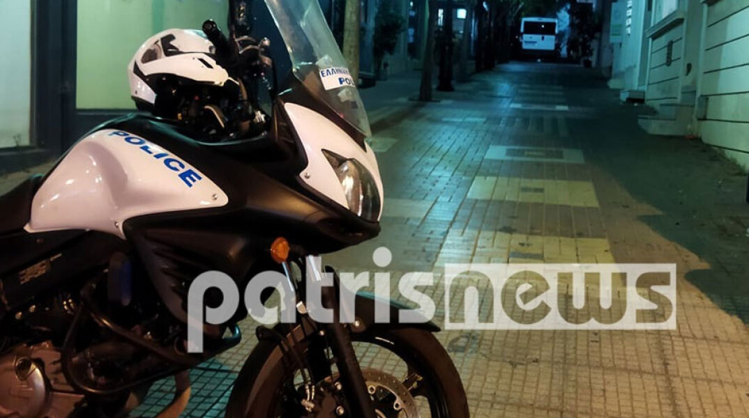 Μηχανή της Αστυνομίας στον Πύργο, όπου εντοπίστηκε χειροβομβίδα σε διαμέρισμα