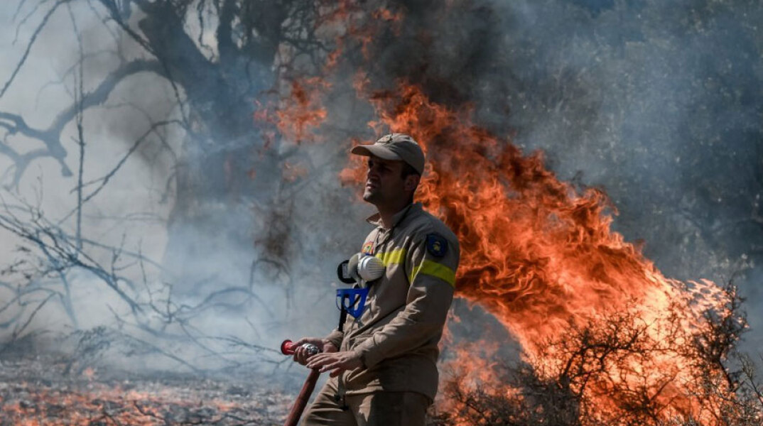 Πυροσβέστης σε δασική φωτιά (ΦΩΤΟ ΑΡΧΕΙΟΥ) - Στο «πορτοκαλί» Αττική και Εύβοια σήμερα Σάββατο 21 Αυγούστου 2021, σύμφωνα με τον Χάρτη Πρόβλεψης Κινδύνου Πυρκαγιάς της Γενικής Γραμματείας Πολιτικής Προστασίας