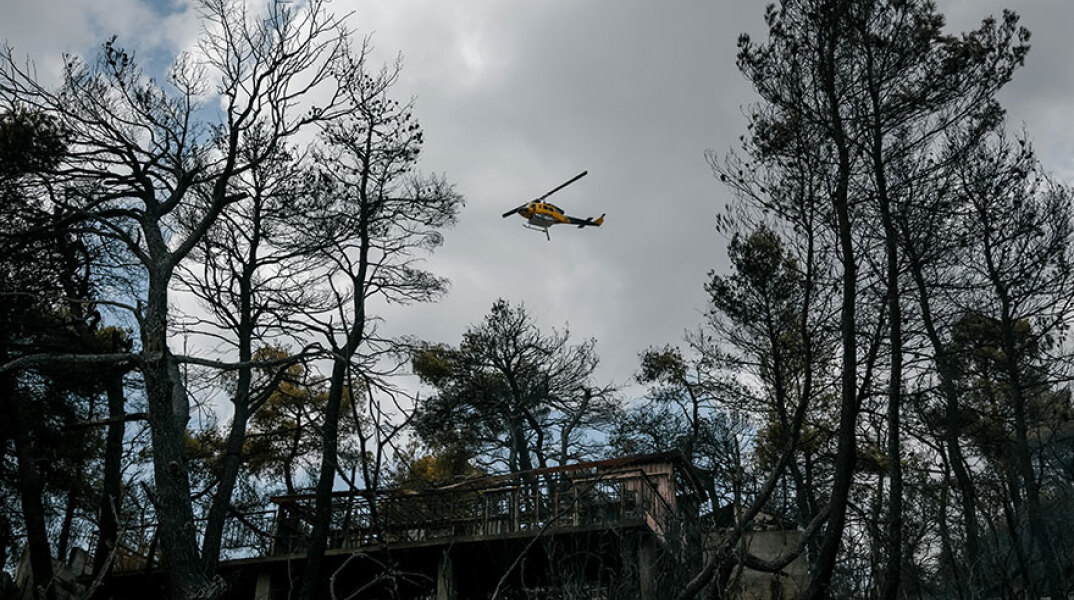 Ελικόπτερο επιχειρεί στη φωτιά στα Βίλια