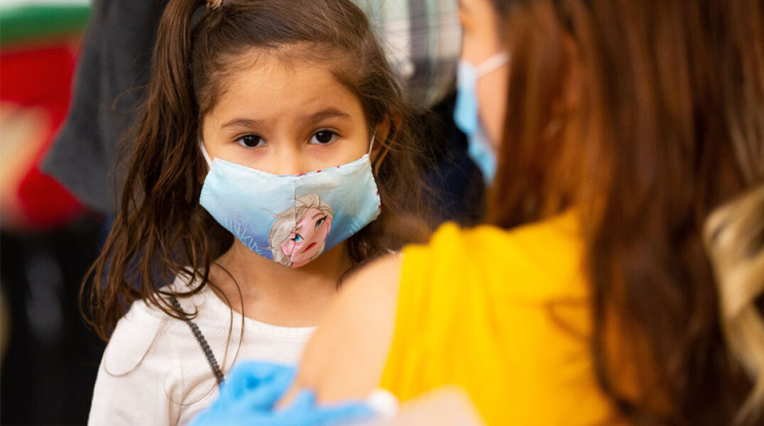 Παιδί παρακολουθεί τον εμβολιασμό της μητέρας του για κορωνοϊό (ΦΩΤΟ ΑΡΧΕΙΟΥ)