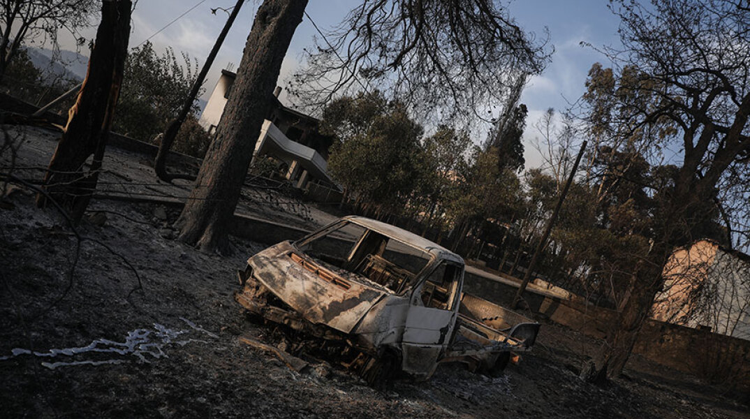 Φωτιά στην Εύβοια: Καμένο αυτοκίνητο στις Ροβιές
