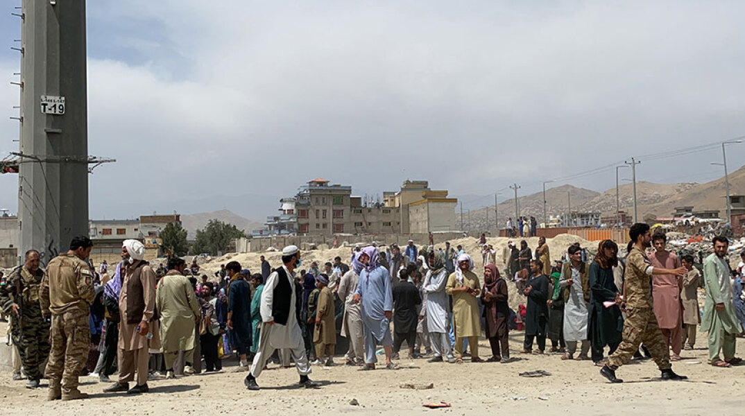 Χιλιάδες Αφγανοί πολίτες παραμένουν έξω από τα συρματοπλέγματα στο αεροδρόμιο της Καμπούλ, με την ελπίδα να μπορέσουν να φύγουν από το Αφγανιστάν