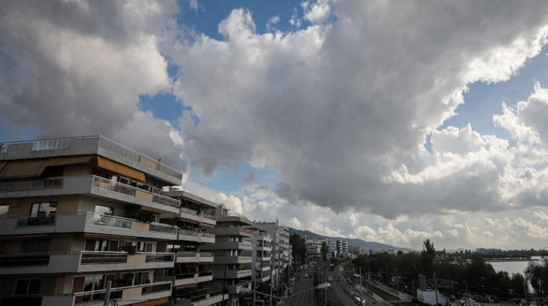 Σύννεφα στην Αττική πάνω από τη λεωφόρο Ποσειδώνος (ΦΩΤΟ ΑΡΧΕΙΟΥ) - Ο καιρός σήμερα Σάββατο 21 Αυγούστου 2021 αναμένεται άστατος