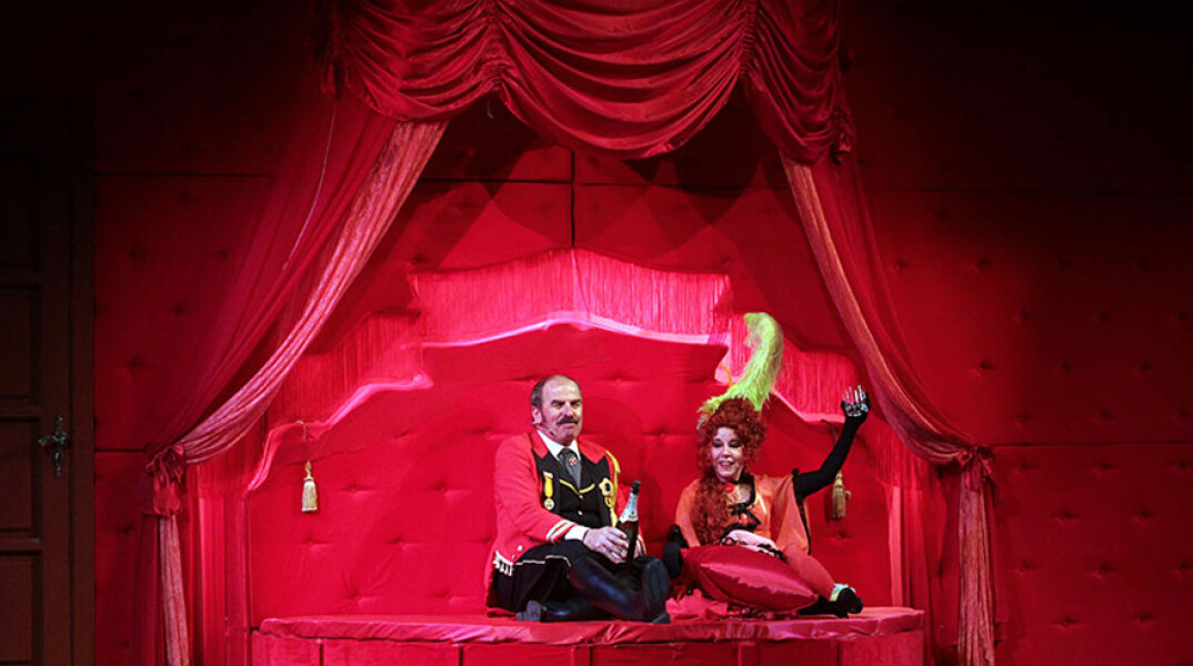 Ο ηθοποιός Κωνσταντίνος Τριανταφυλλόπουλος με τη Μίνα Αδαμάκη σε θεατρική παράσταση