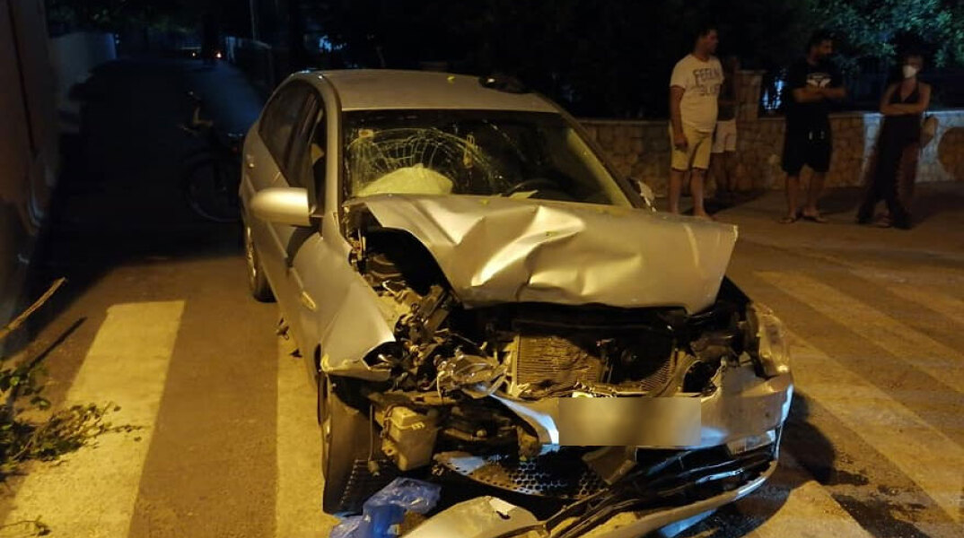 Το αυτοκίνητο που έπεσε πάνω σε 53χρονο θαμώνα καφετέριας στη Μεθώνη