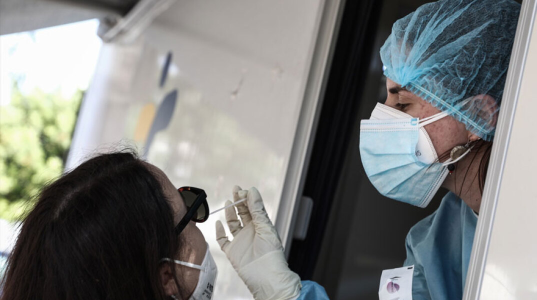 Υγειονομικός διενεργεί δωρεάν rapid test για κορωνοϊό (ΦΩΤΟ ΑΡΧΕΙΟΥ) - Σε 38 σημεία σε όλη την Ελλάδα την Κυριακή 22 Αυγούστου κινητά κλιμάκια του ΕΟΔΥ