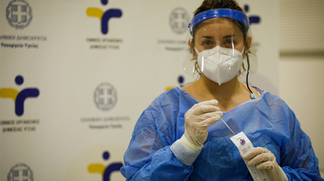 Υγειονομικός του ΕΟΔΥ πραγματοποιεί δωρεάν rapid test για κορωνοϊό στο Μετρό «Σύνταγμα» (ΦΩΤΟ ΑΡΧΕΙΟΥ) - Ο ΕΟΔΥ ανακοίνωσε 44 σημεία για σήμερα Σάββατο 21 Αυγούστου 2021