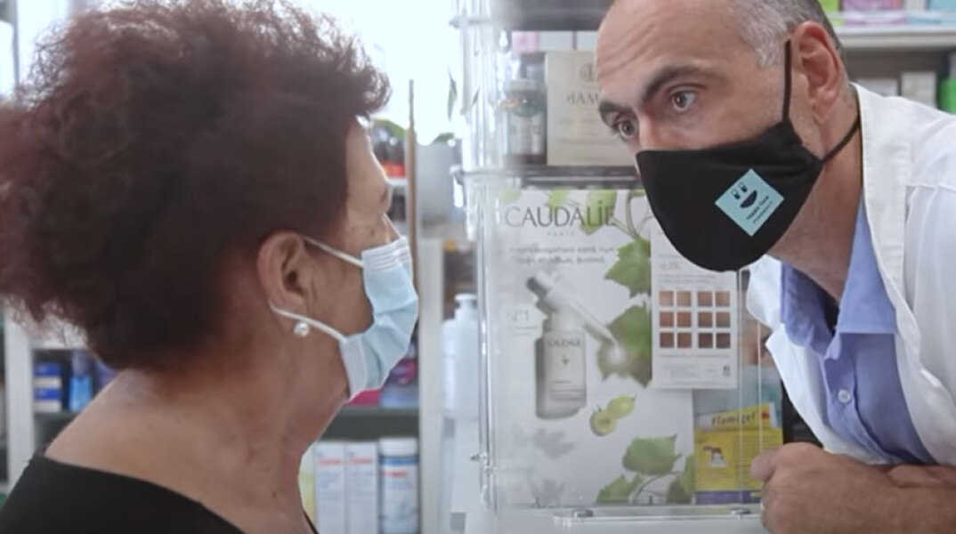 Ο φαρμακοποιός Μανώλης Στεφανάκης και η κυρία Μαρία στο σποτ για τον εμβολιασμό κατά του κορωνοϊού στο Ρέθυμνο Κρήτης