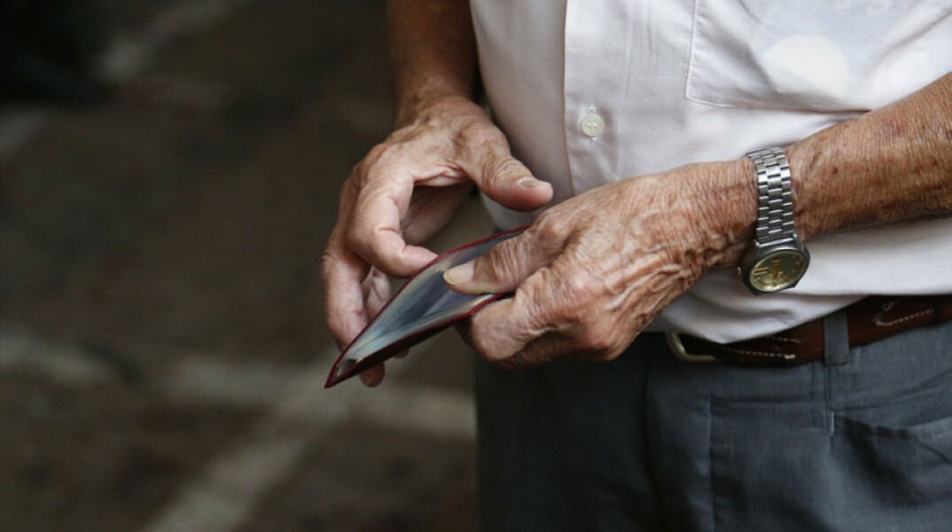 Συνταξιούχος (ΦΩΤΟ ΑΡΧΕΙΟΥ) - Ανακοινώθηκαν πότε καταβάλλονται οι συντάξεις Σεπτεμβρίου