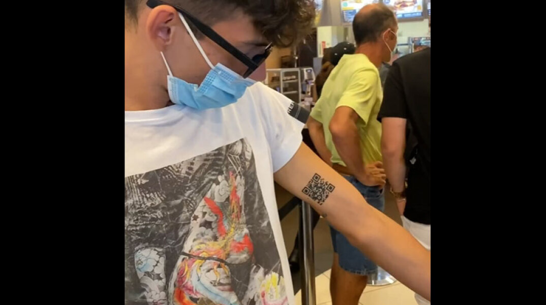 Ο Ιταλός φοιτητής που έκανε τατουάζ το υγειονομικό πάσο για τον κορωνοϊό