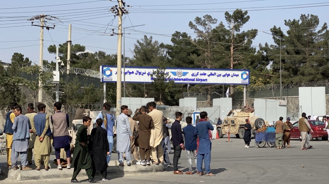 Το αεροδρόμιο της Καμπούλ στο Αφγανιστάν - Αφγανοί αναζητούν πτήση για να φύγουν από τη χώρα μετά την επικράτηση των Ταλιμπάν