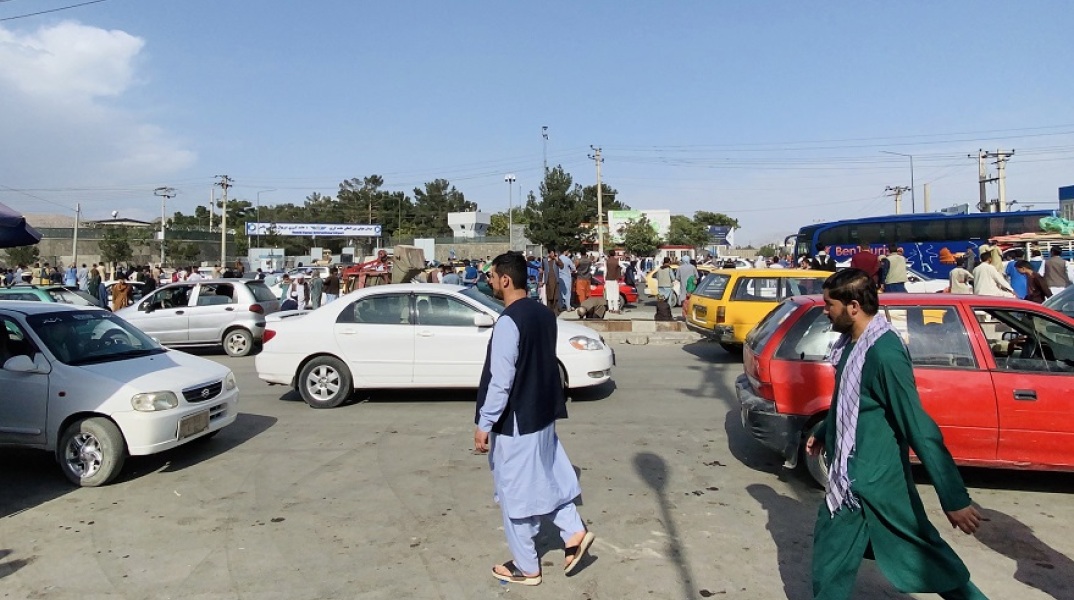 Πολίτες στο αεροδρόμιο της Καμπούλ στο Αφγανιστάν