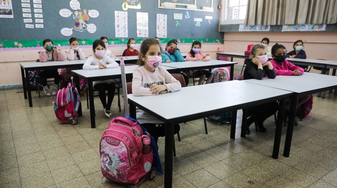 Μαθητές με μάσκα στις τάξεις των σχολείων τους στο Ισραήλ