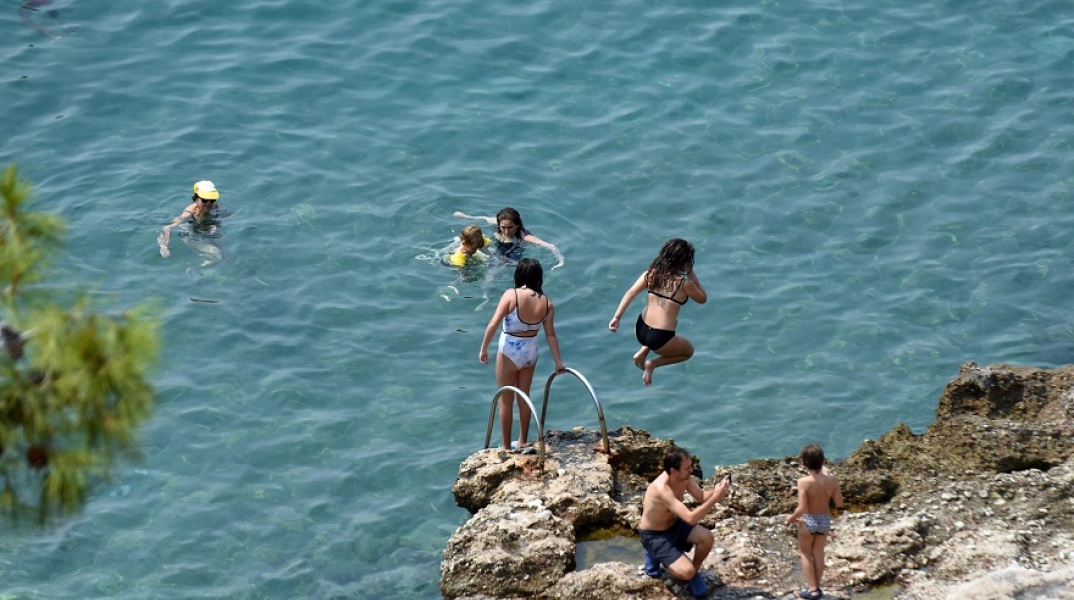 Καιρός - Πολίτες απολαμβάνουν τα μπάνια τους στη θάλασσα