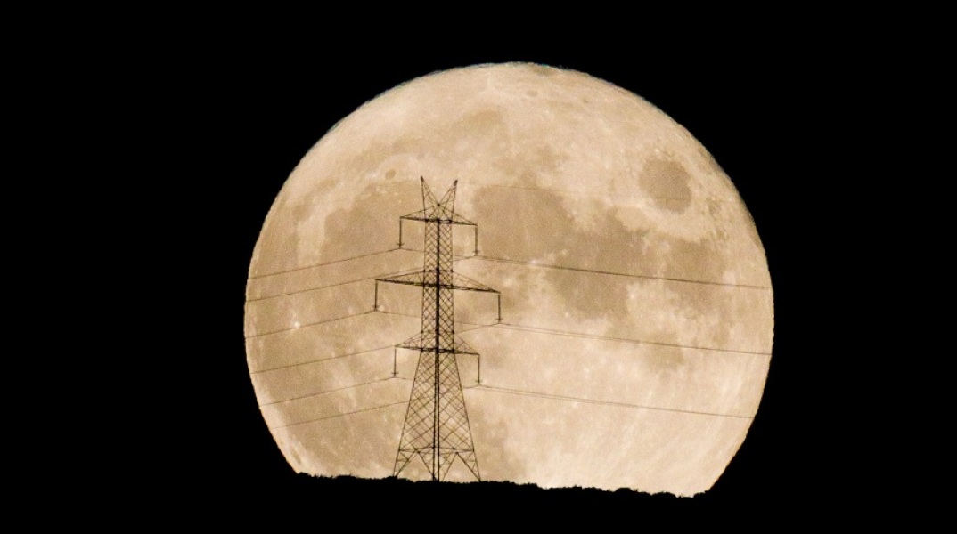 Πανσέληνος Αυγούστου 2021: Η ανατολή του φεγγαριού στον Υμηττό 