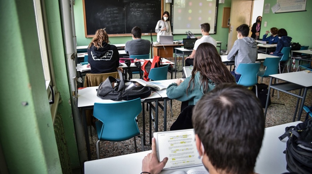 Μαθητές και εκπαιδευτικός με μάσκα σε σχολείο στο Μιλάνο της Ιταλίας